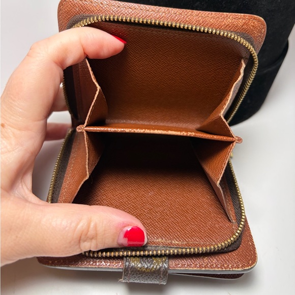 Louis Vuitton Zippy Compact Monogram Wallet - Picture 5 of 10